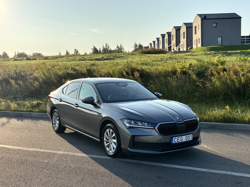 Škoda Superb – automobilio nuoma su vairuotoju